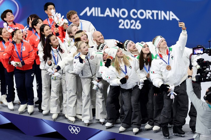 Samsung innov&aacute;ci&oacute;k a mil&aacute;n&oacute;&ndash;cortinai t&eacute;li olimpia m&ouml;g&ouml;tt: hogyan form&aacute;lta &aacute;t a technol&oacute;gia a sport&eacute;lm&eacute;nyt 2026-ban